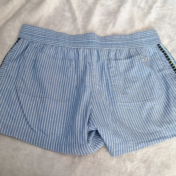 Vineyard Vines blue striped embroidered shorts, small - Picture 3 of 10